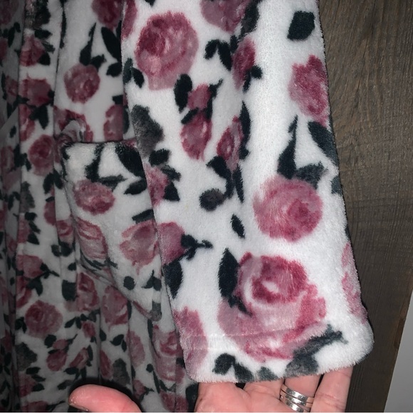 Women’s L DAYDREAM by BERKSHIRE HOME Gorgeous Fuzzy Fleece Wrap Robe Roses EXC - Picture 4 of 15